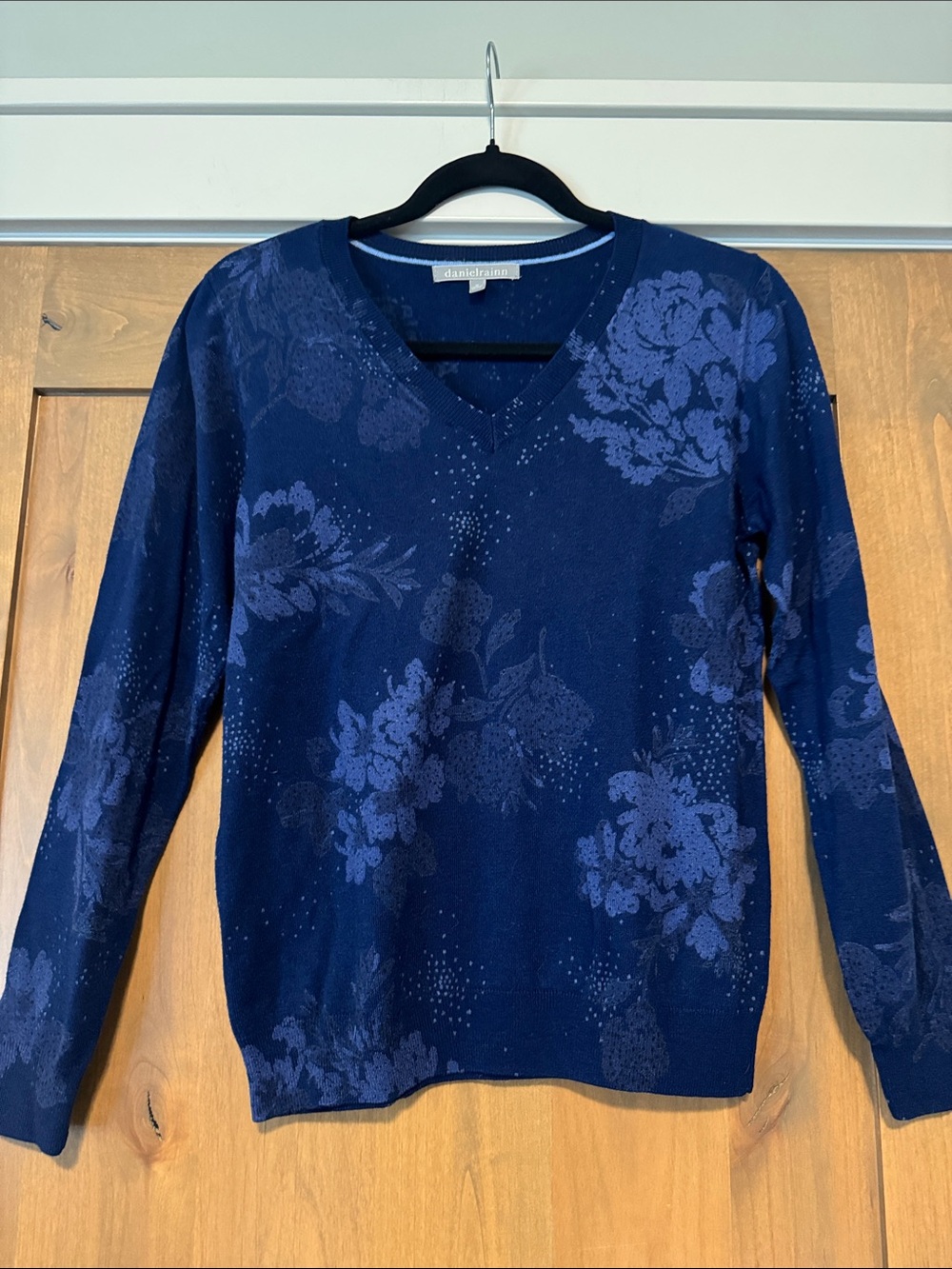 Daniel Rainn Ari Navy Blue Floral Cashmere Blend V Neck Knit Sweater Womens M